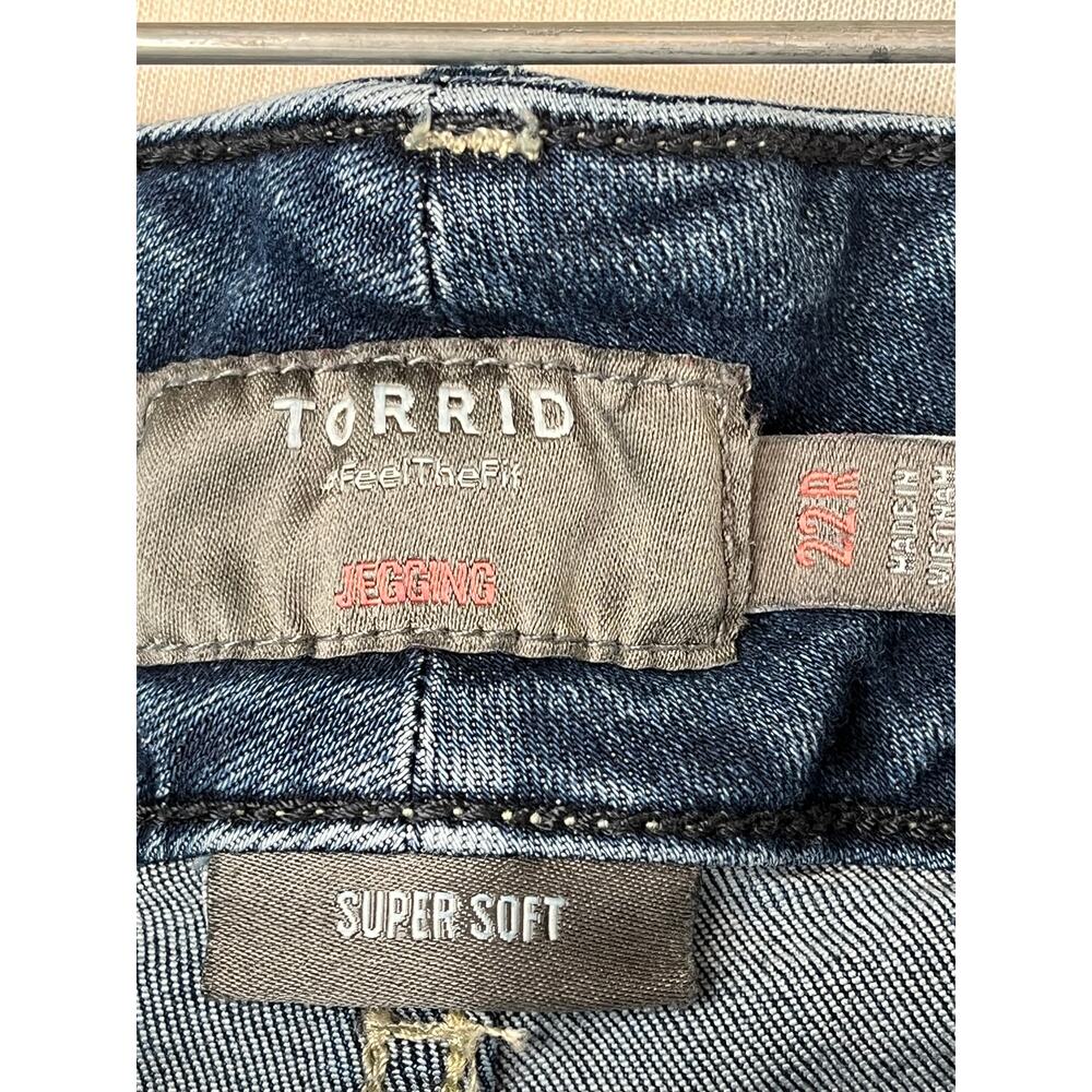 Torrid Three Button Super Soft Denim Jeggings, Si… - image 2